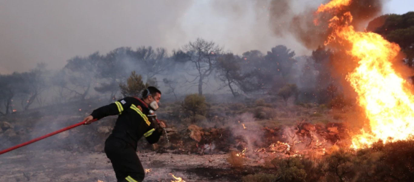 Φωτιά έξω από το Αίγιο - Επιχειρούν πυροσβεστικές δυνάμεις και εναέρια μέσα